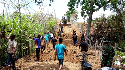 Pra TMMD 101 : Anggota Satgas Bersama Warga Bersihkan Kanan Kiri Jalan