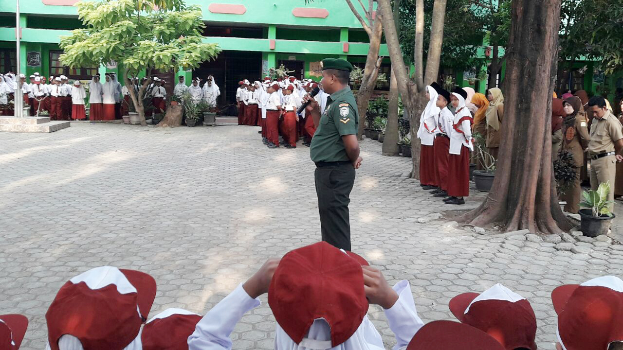 Babinsa Beri Amanat kepada Pelajar SD Pada Upacara Pengibaran Bendera