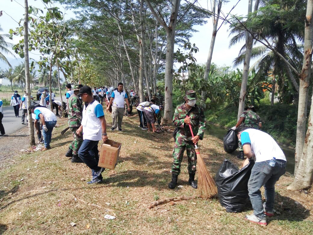 Peringatan HAD Ke XXVI, Kodim 0101/BS Kerahkan Personel Giat Pembersihan Sungai Krueng Paga