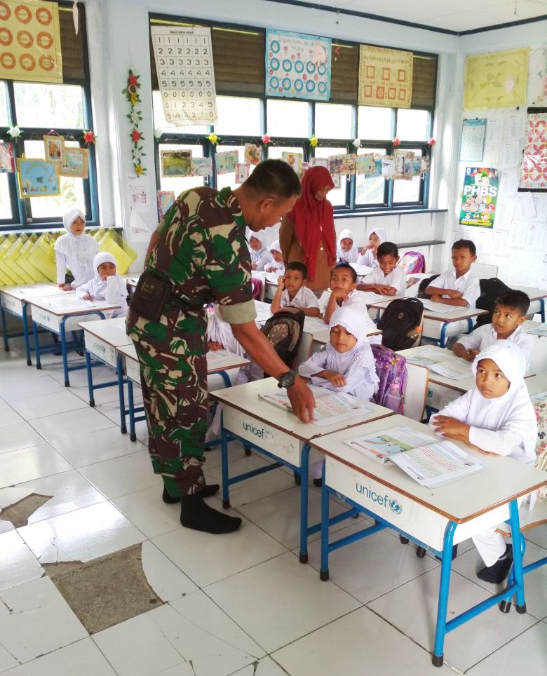 Babinsa Ajarkan Anak – Anak Usia Dini Gemar Membaca