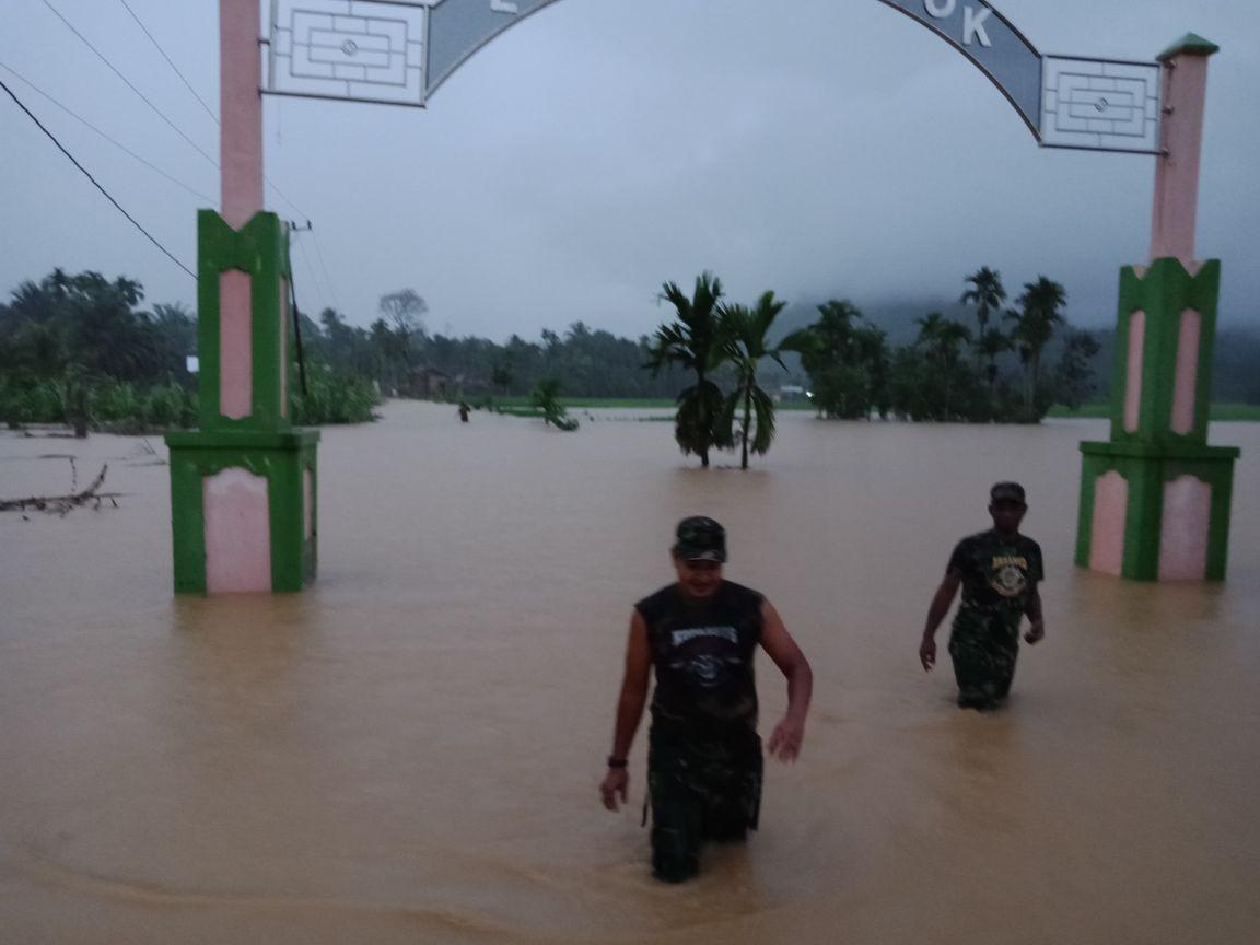 Babinsa Kluet Timur Terjun ke Desa yang Dikepung Banjir
