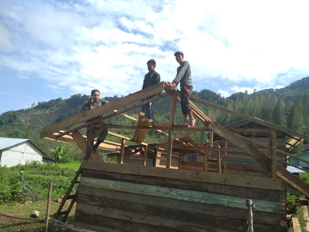 Babinsa Bantu Masyarakat Pegasing Buat Rumah