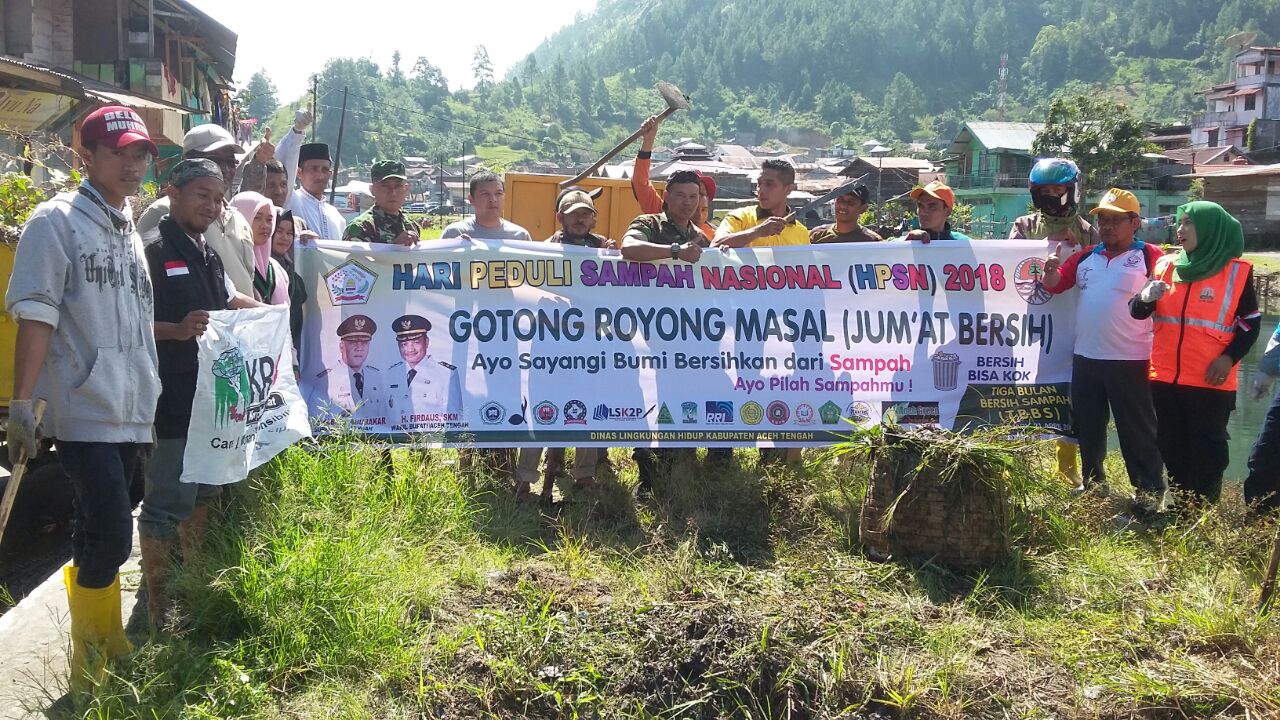 TNI, Pemda Ateng dan Masyarakat Bersihkan Sungai Aliran Danau Lut Tawar