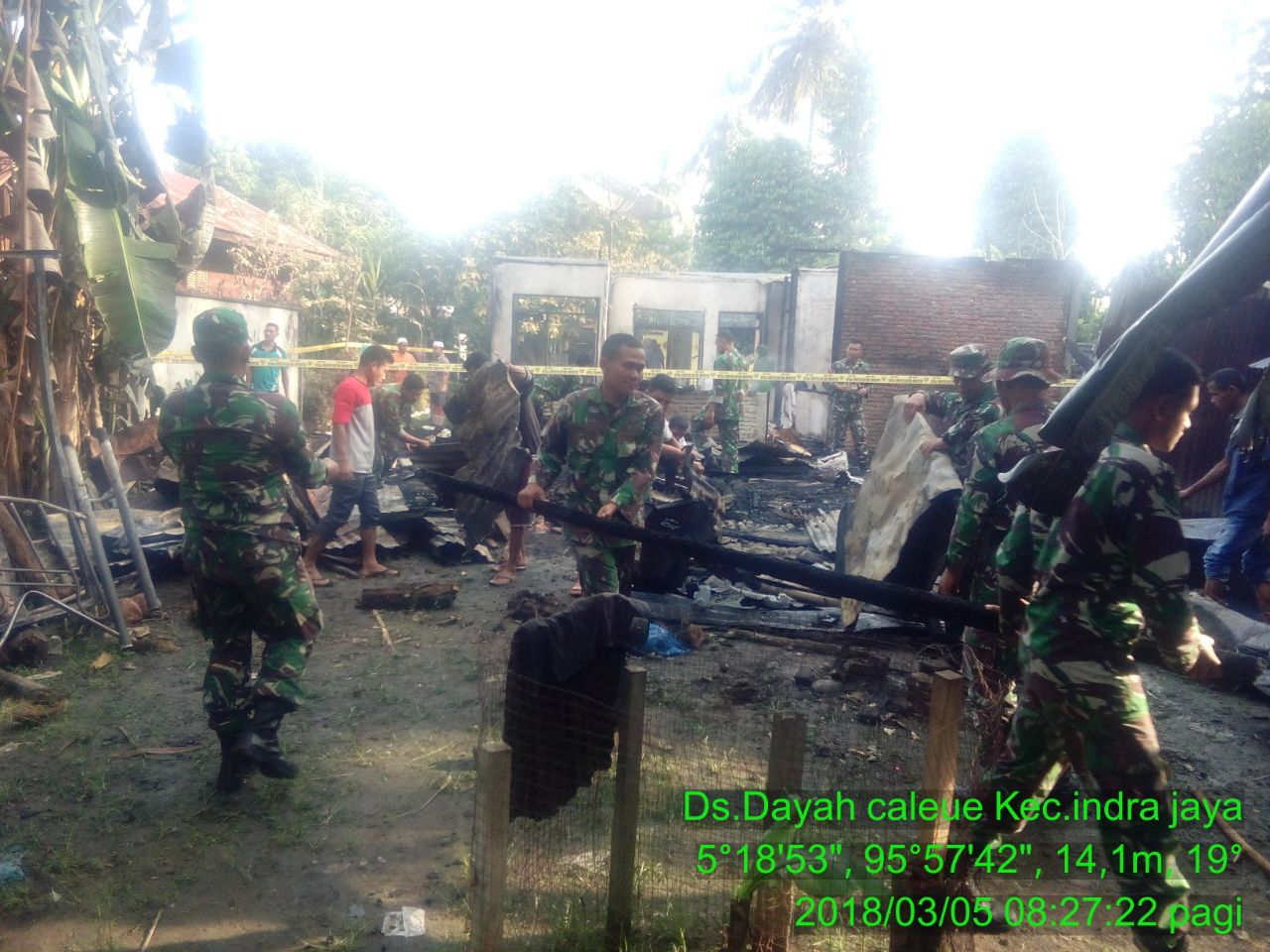 Anggota Koramil 05/Indra Jaya Gotong Royong Bersihkan Puing – Puing Sisa Rumah Warga Yang Terbakar