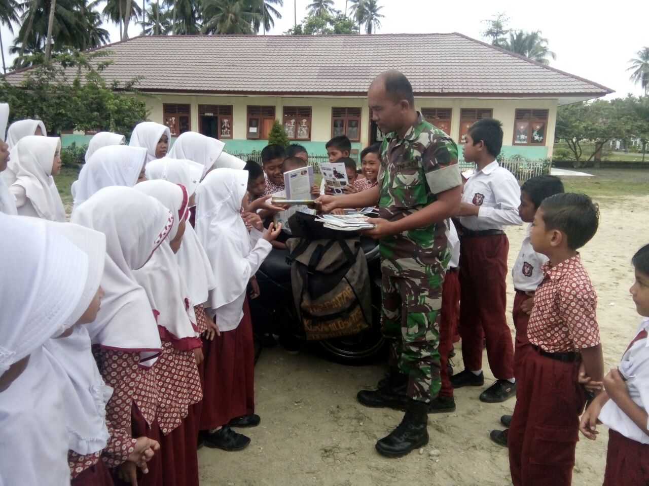 Melalui Motor Pintar, Babinsa 03 Teupah Selatan Kunjungi SD N 6
