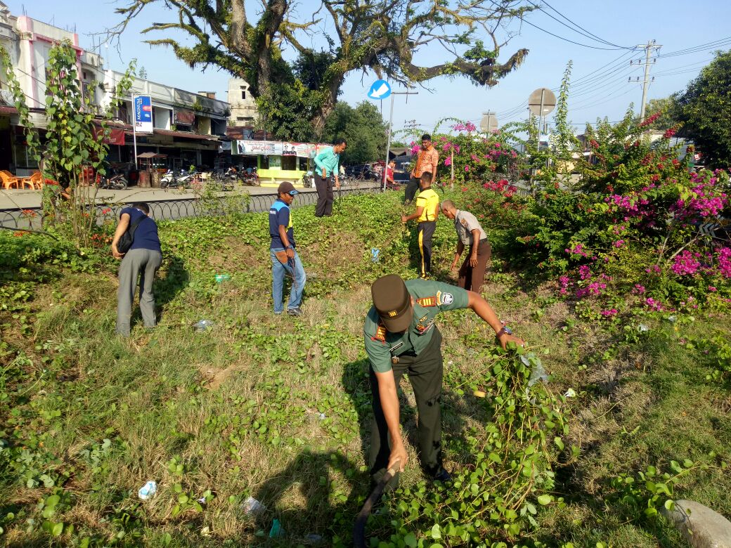 Koramil 18/Tripa, Polsek dan Muspika Trienggadeng Kompak Bergotong Royong