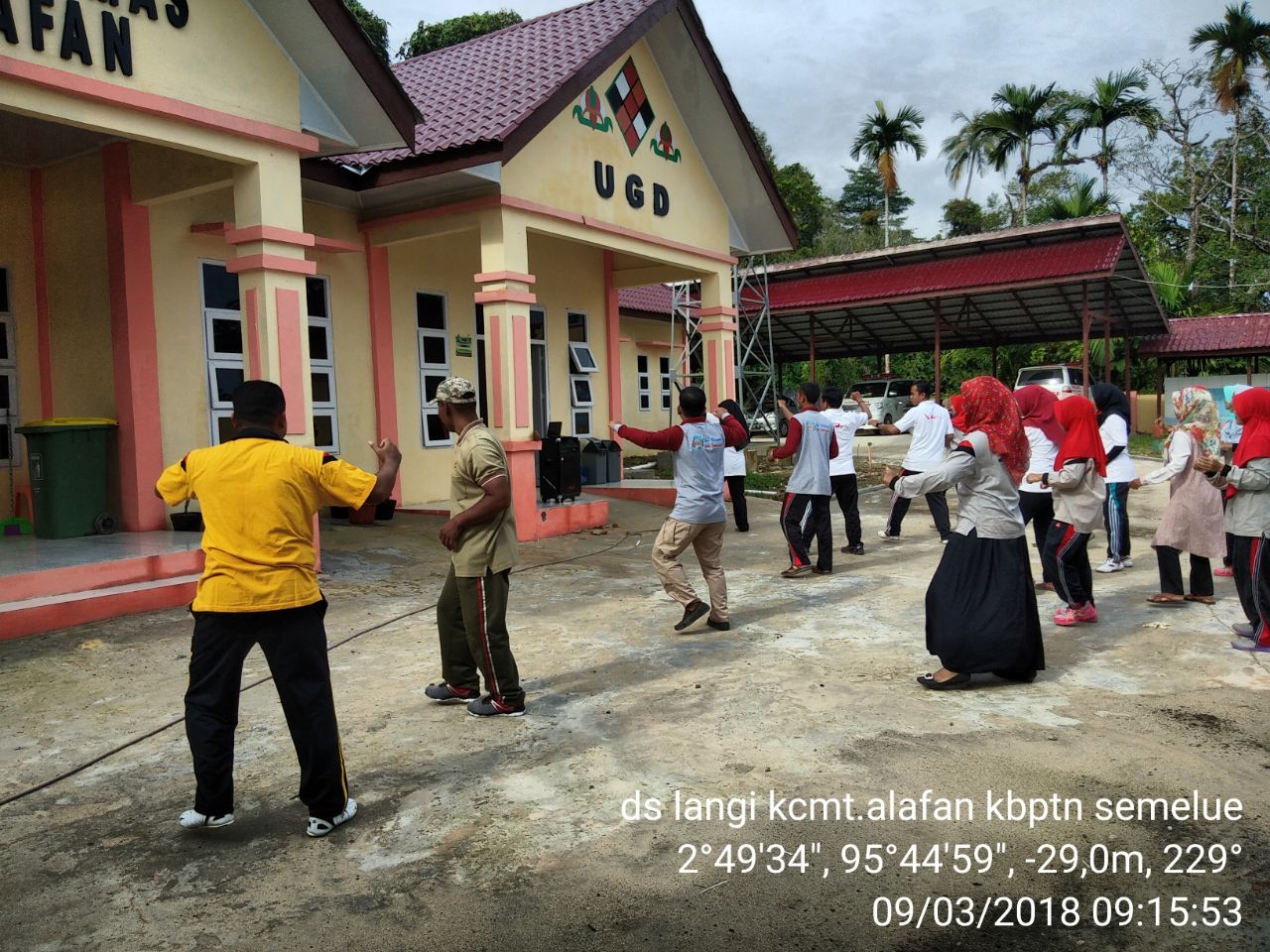 Menjaga Kebugaran Tubuh, Babinsa Koramil 08 Alafan Senam Bersama Babinkamtibmas dan Staff Puskesmas