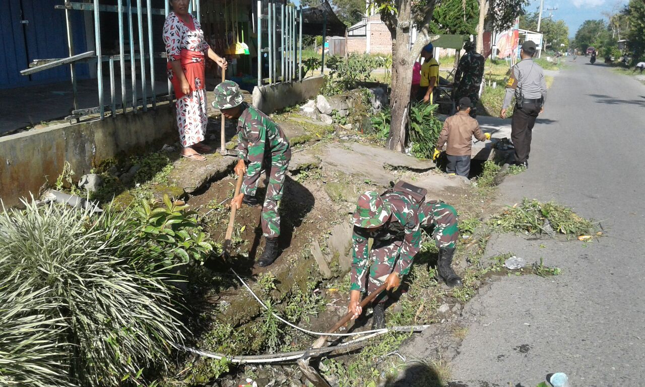 Masyarakat 8 Kampung Bersama TNI-POLRI Serbu Parit dan Jalan
