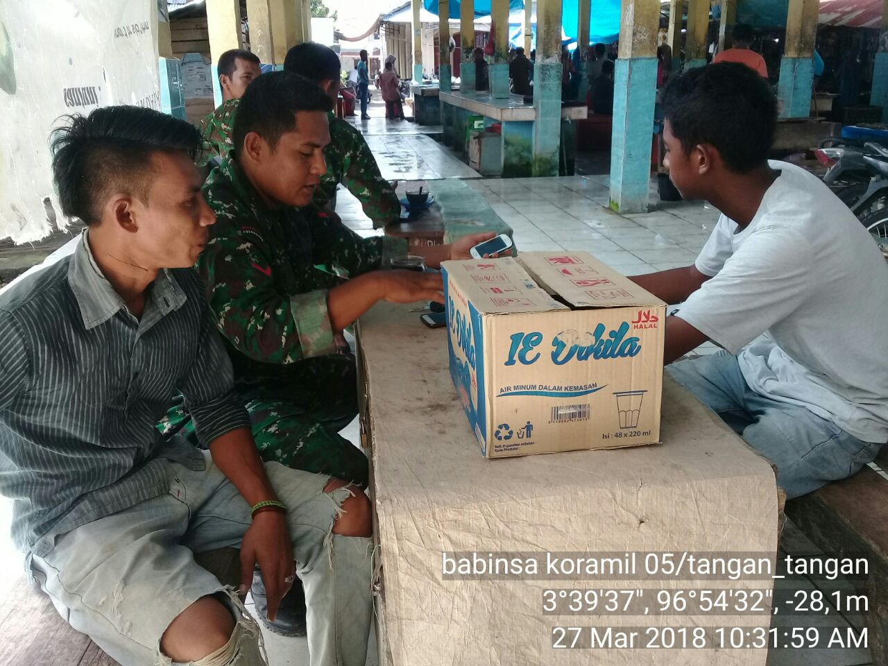 Ini yang dikatakan Babinsa Koramil 05/Tangan-tangan saat Komsos dengan para penjual Ikan