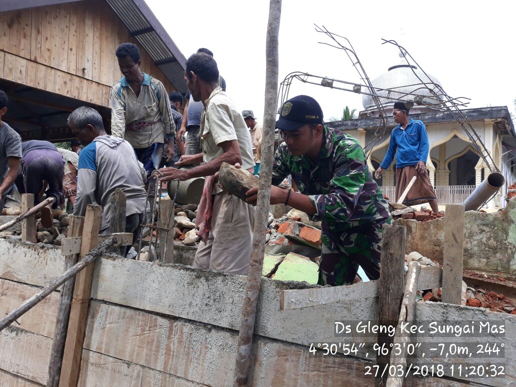Koramil 01/Sungai Mas Bersama Masyarakat Membuat Talud Saluran Air Masjid