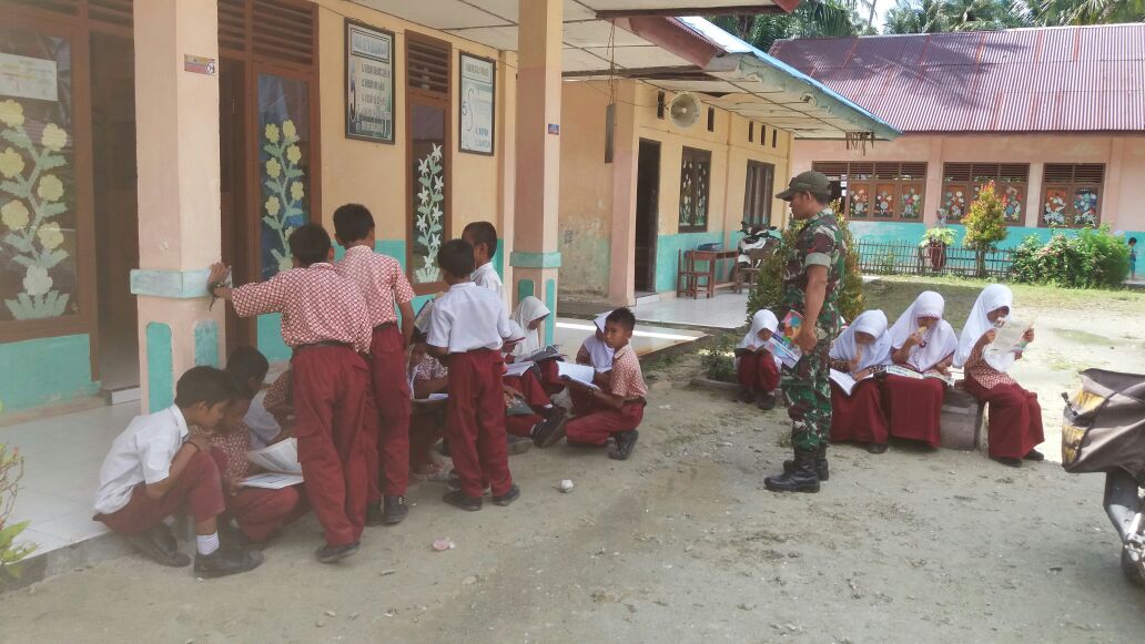 Dengan Cara Motor Pintar, Babinsa 03/Teupah Selatan Peduli akan Penerus Bangsa