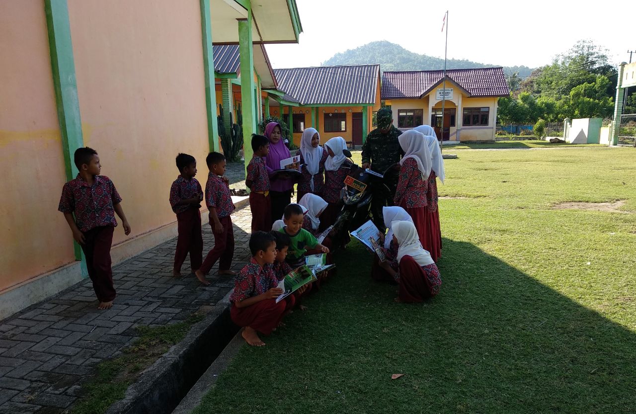 Motor Pintar Babinsa Koramil 02/Lhokkruet Tiba SD Negeri 6 Sampoinet