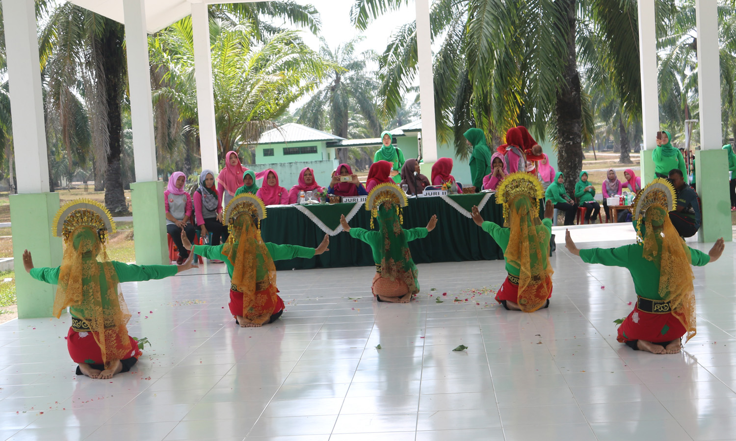 Ny. Guruh Tjahyono Buka Lomba HUT Persit Ke 72 Di Ranting 2 Yonif Raider Khusus 111