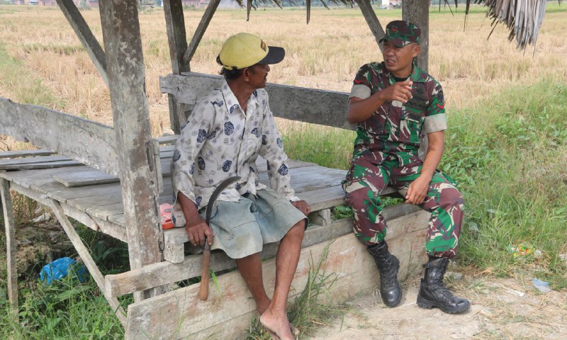Prajurit Raider Menyambangi Warga Di Area Persawahan