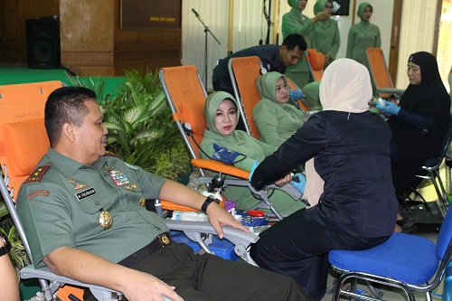 Pangdam IM dan Ketua Persit KCK PD IM Donor Darah HUT Persit