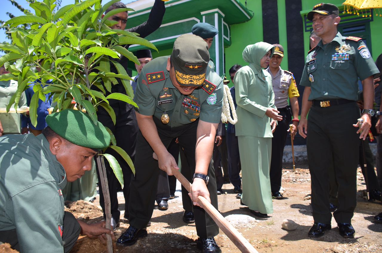 Pangdam IM Bersama Ketua Persit PD IM Tanam Pohon