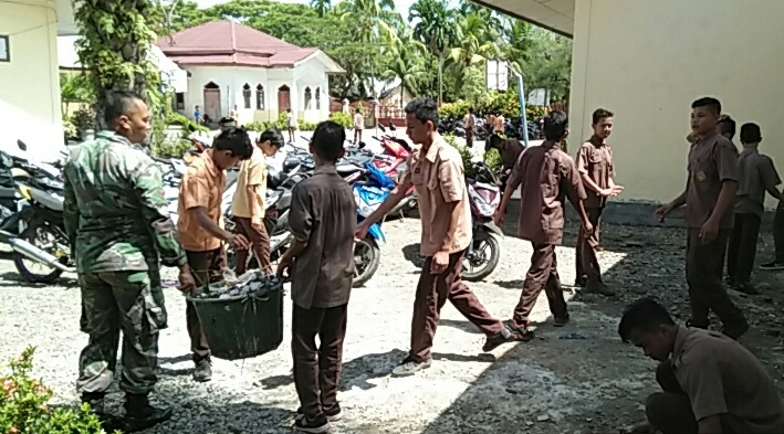 Babinsa Tadu Raya Ajarkan Budaya Hidup Bersih Di Lingkungan Sekolah