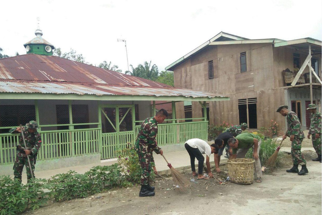 Prajurit Raider Khusus 111 Gotong Rotong Membersihkan Halaman Masjid Al Ikhlas