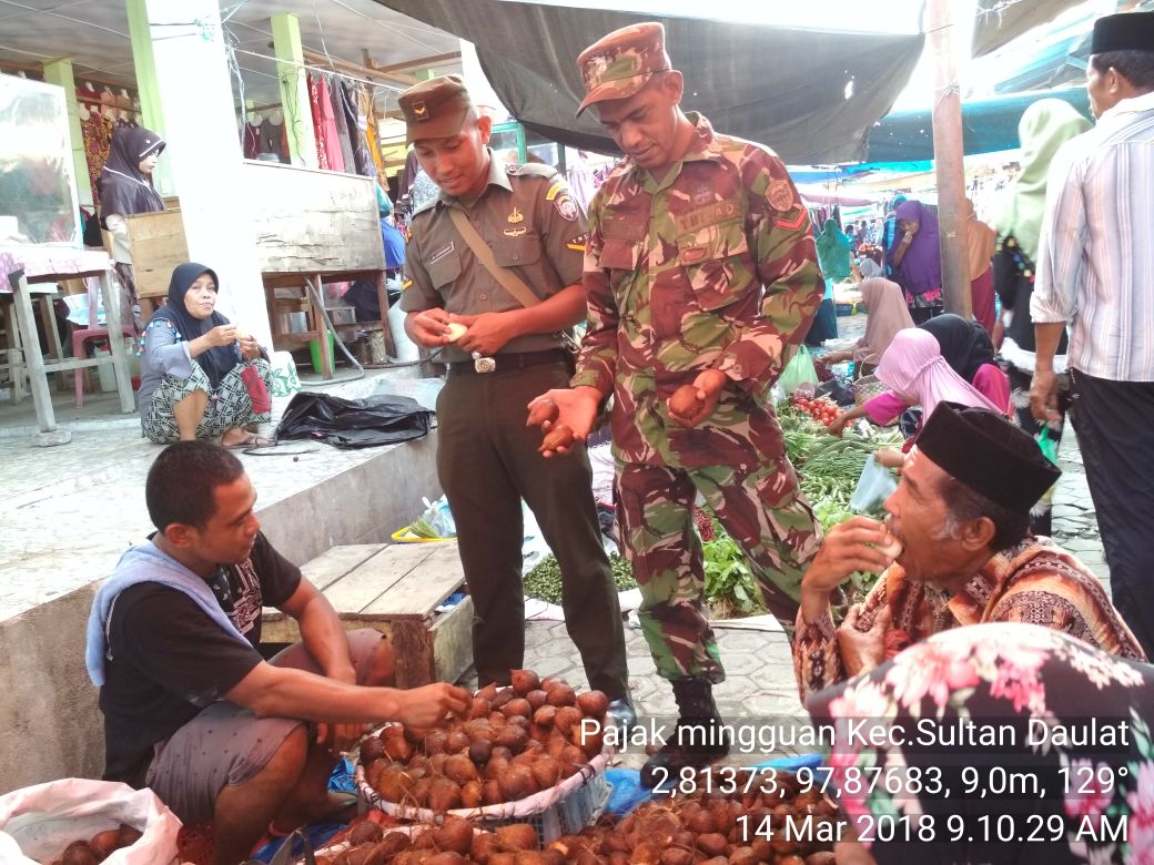 Babinsa Koramil 04/Sultan Daulat Turun ke Pasar Cek Harga Sembako
