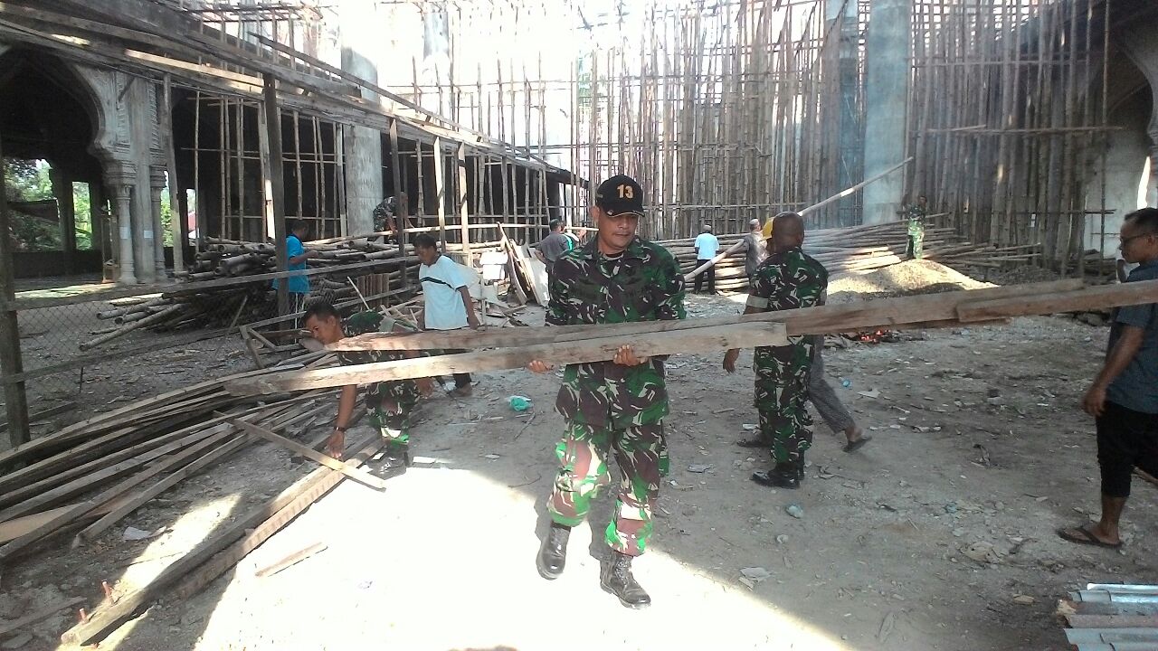 Babinsa Koramil Jajaran Kodim 0103/Aceh Utara Laksanakan Jumat Bersih
