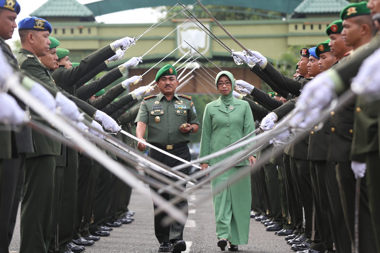 Tradisi Pedang Pora, Sambut Kedatangan Mayjen TNI Abdul Hafil Fuddin SH, SIP, MH