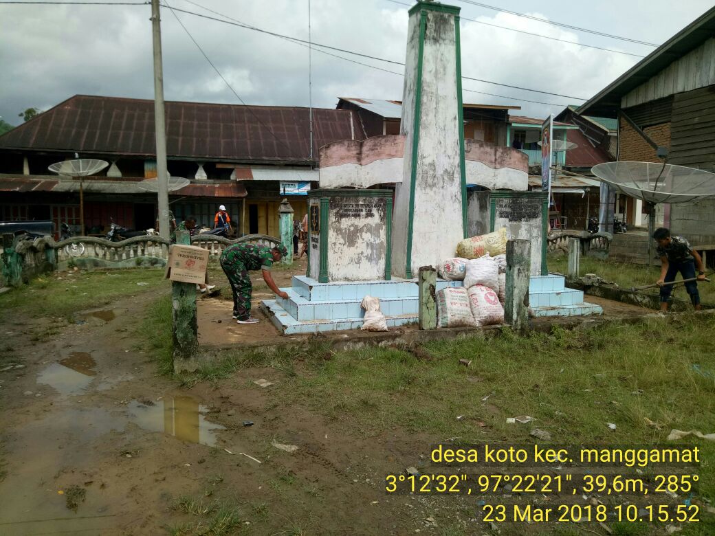 Posramil 11/Kluet Tengah Bersama Komunitas KP2LH Bersihkan Monumen Bersejarah di Koto