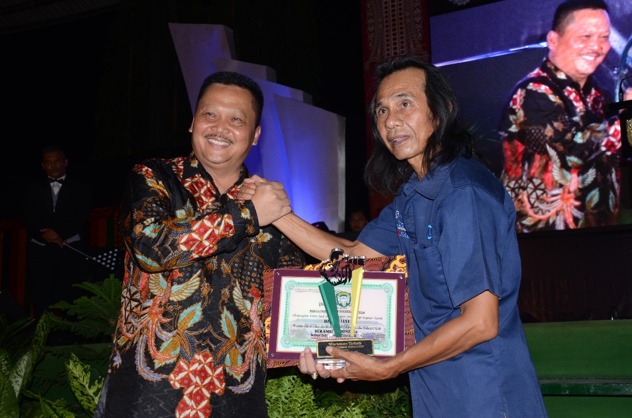 Mayjen TNI  Moch. Fachrudin, S.Sos Berikan Anugerah Media Sanggamara