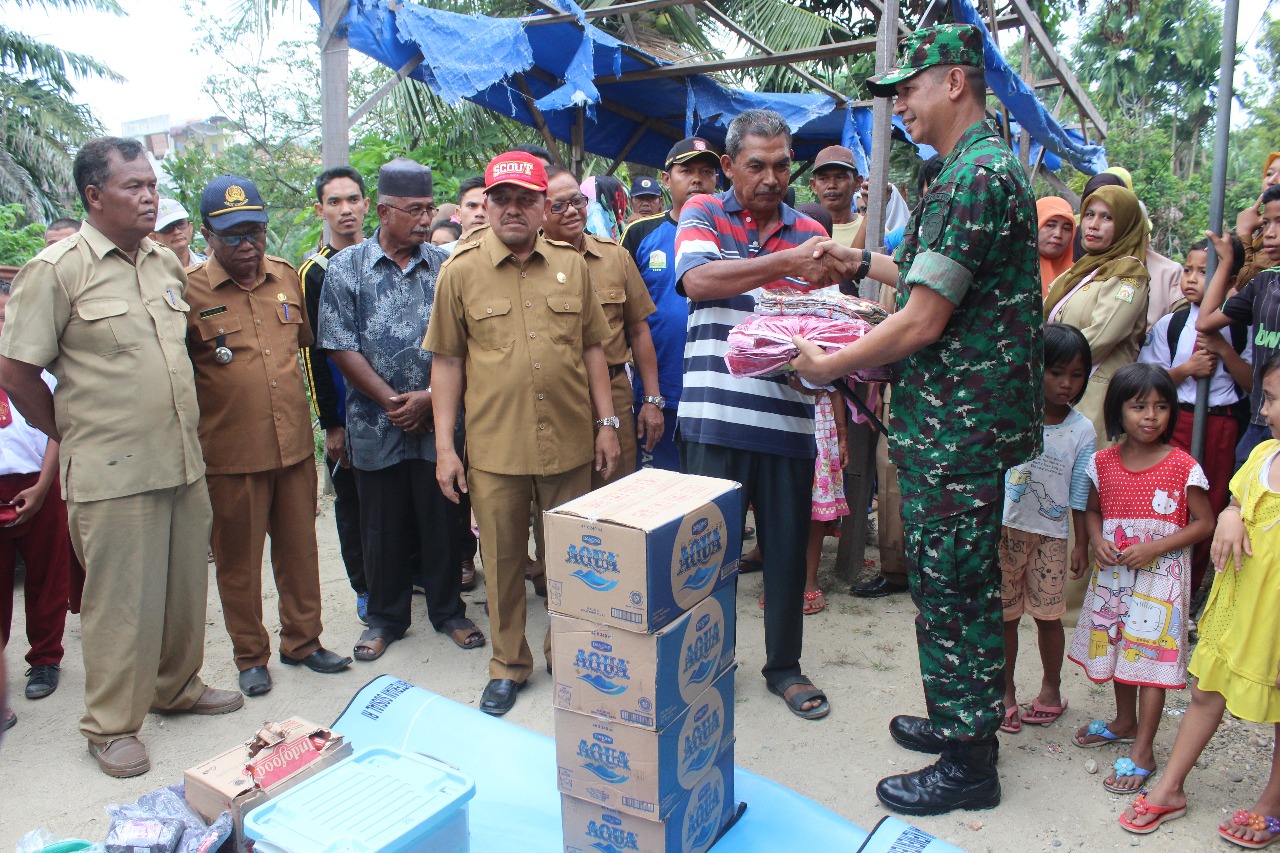 Dandim 0104/Atim dan Forkopimda Serahkan Bantuan Korban Kebakaran