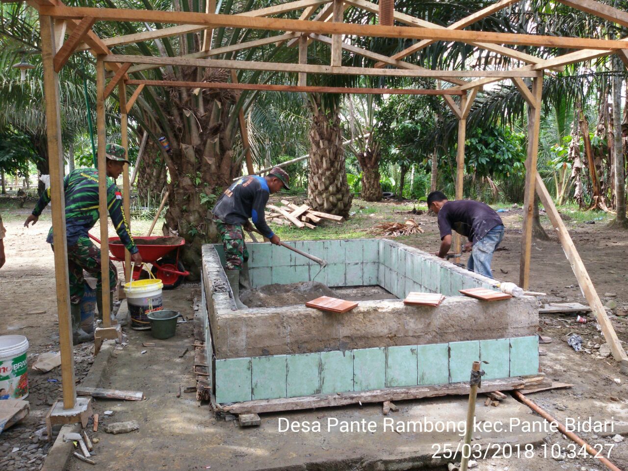 MCK Dayah Raudhatul Muta’allimin Mulai Dipasangi Keramik