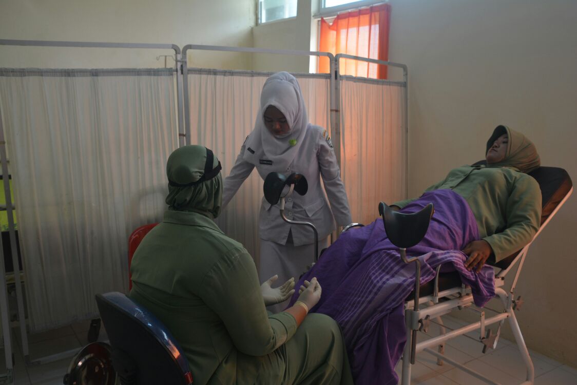 Persit Kck Koorcabrem  012 Laksanakan Pemeriksaan Pap Smear dan IVA