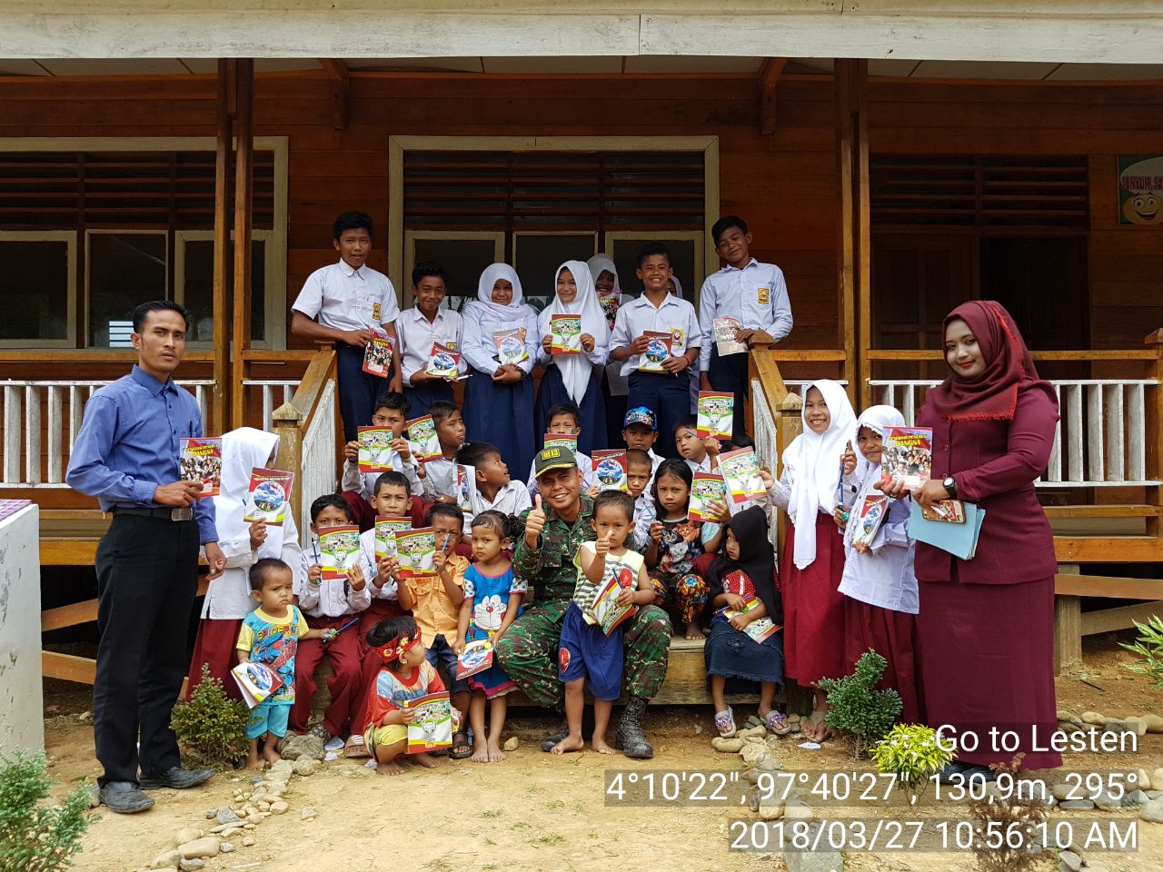 Siswa Lesten Terima Bantuan Alat Tulis Dari TNI