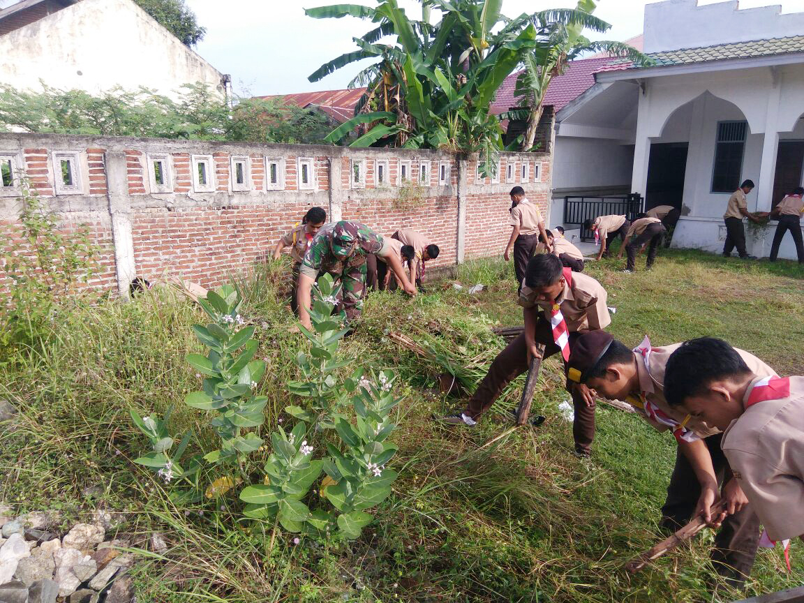Babinsa Tumbuhkan Rasa Gotong Royong Kepada Generasi Muda