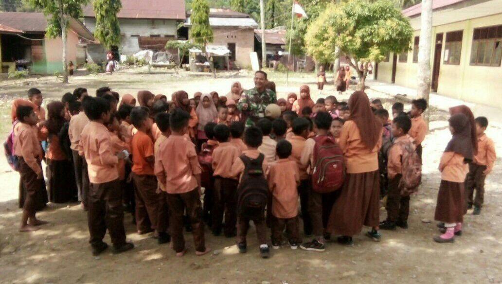 Babinsa Tularkan Bakat Bola pada Siswa SD