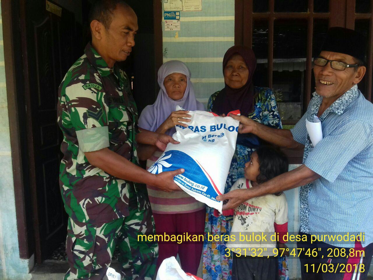 Babinsa bantu Bulog Distribusikan Bantuan Fakir Miskin
