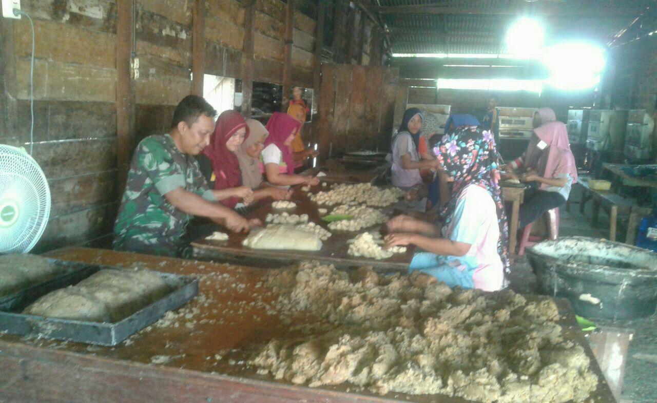 Motivator Babinsa, Dongkrak Kesejahteraan Pengrajin Roti Kacang