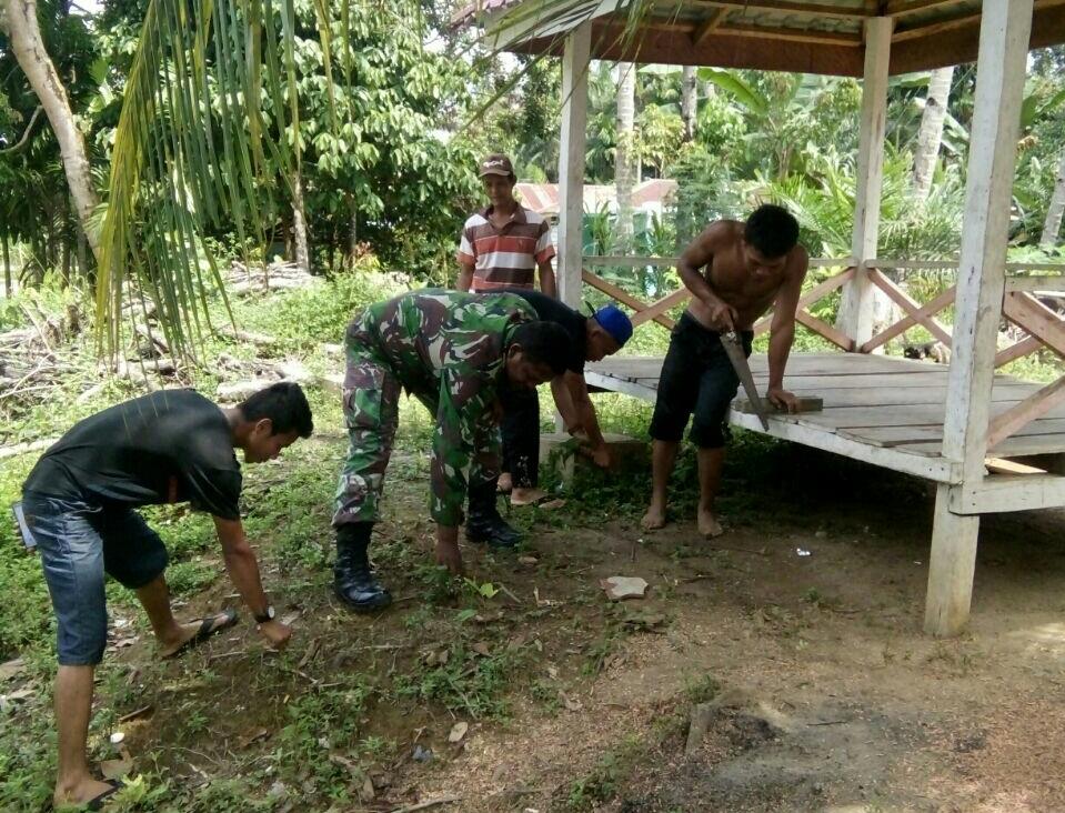 Babinsa Situbuh-Tubuh Gerakkan Masyarakat Bersihkan Pos Kamling