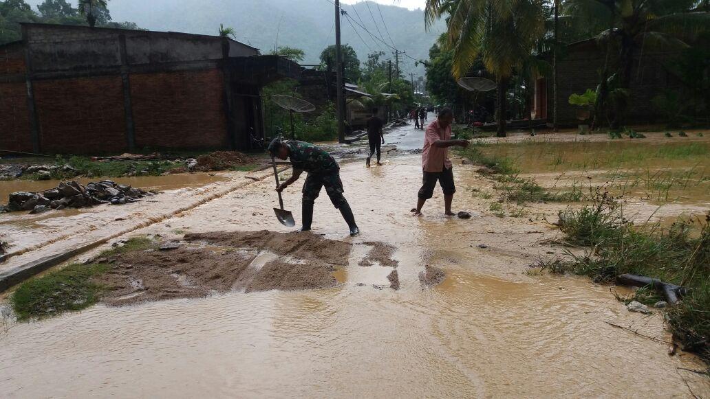 Kopda Ikhsan Khalik Bantu Warga yang Terkena Banjir