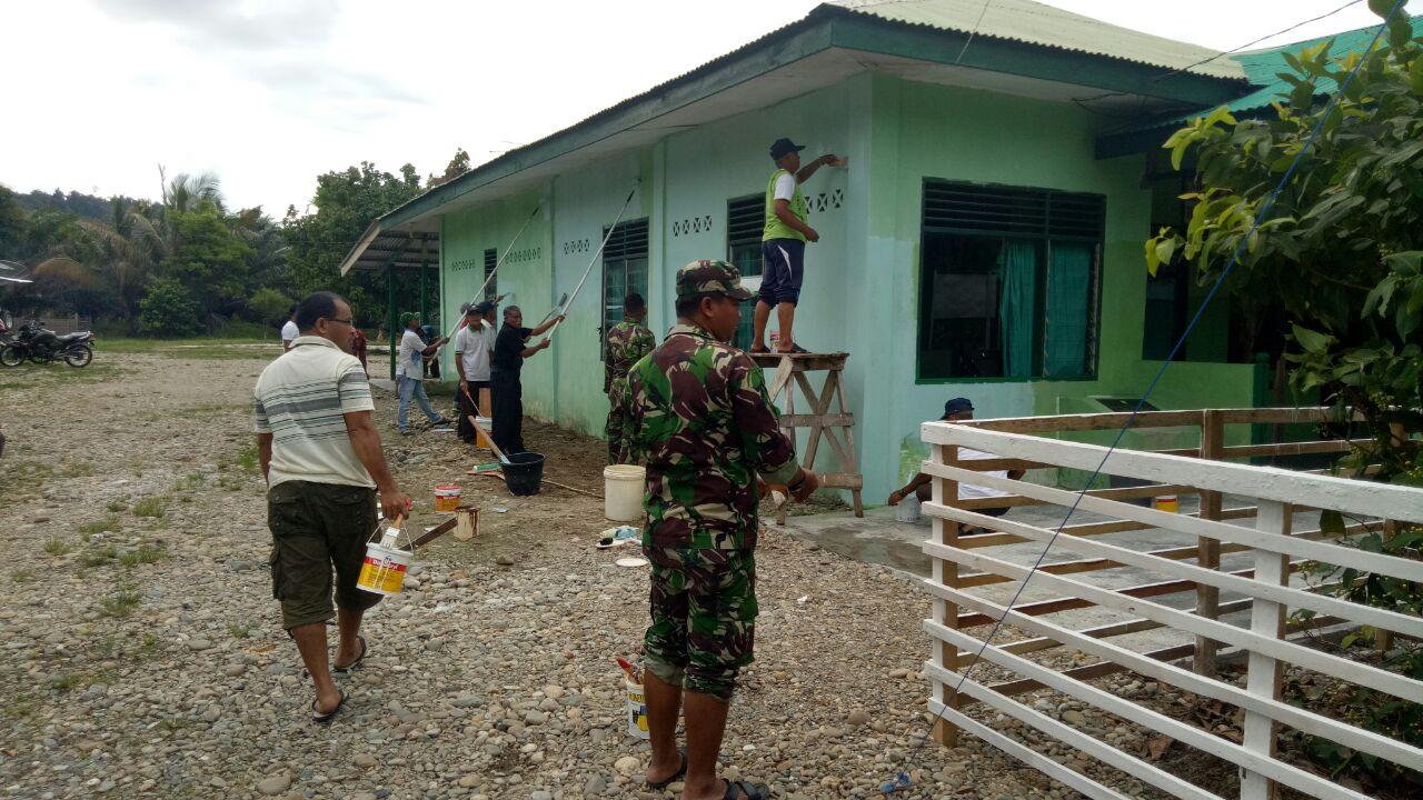 TNI Milik Rakyat, Masyarakat dan Muspika Gotong Royong Benahi koramil 13/Kluet Timur