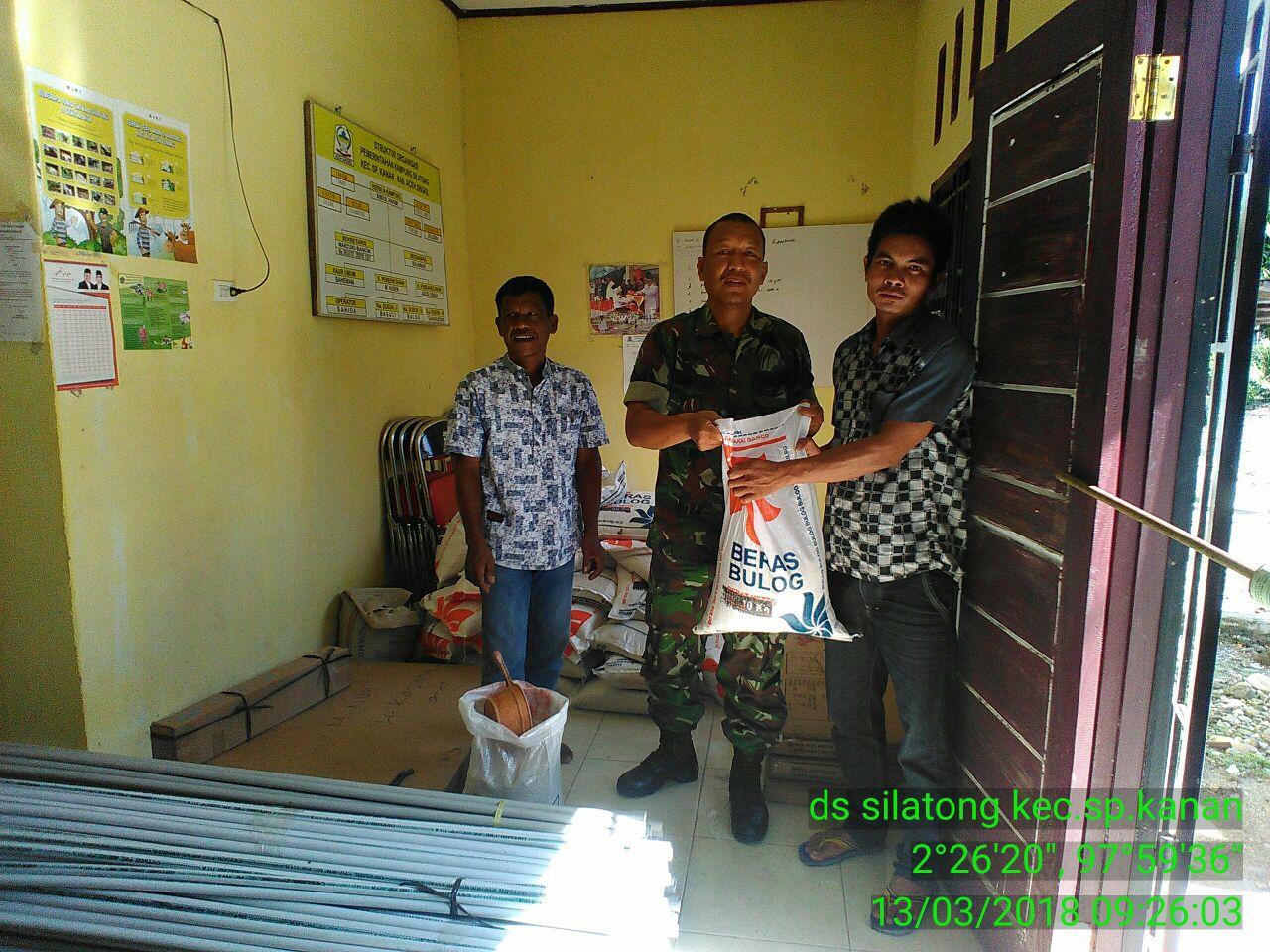 Babinsa Koramil 04/SK Kodim 0109/Singkil Bantu Masyarakat Desa Silatong Salurkan Beras Rastra Kepada Warga