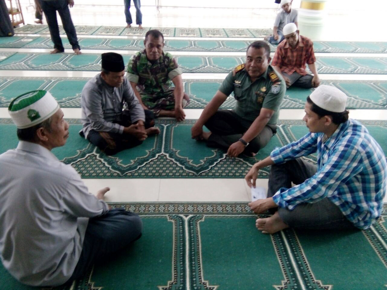 Pererat Silaturahmi, Danramil Kuta Alam Komsos dengan Para Tokoh Agama di Wilayah Binaannya