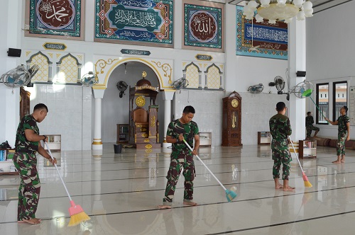 Personel Hubdam IM Bersihkan  Masjid Dan TPU