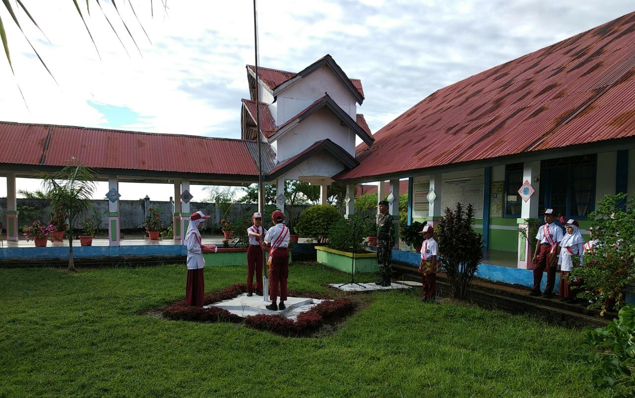 Babinsa Koramil 04/Calang Menjadi Pembina pada Upacara Bendera di SDN 1 Krueng Sabee