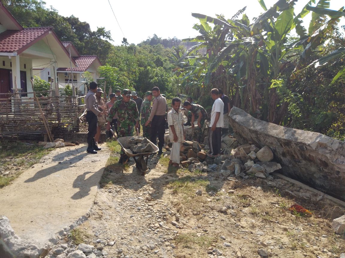 Koramil 03/Lageun Bersama Polsek dan Warga Bergotong Royong Bersihkan Pasca Banjir Bandang