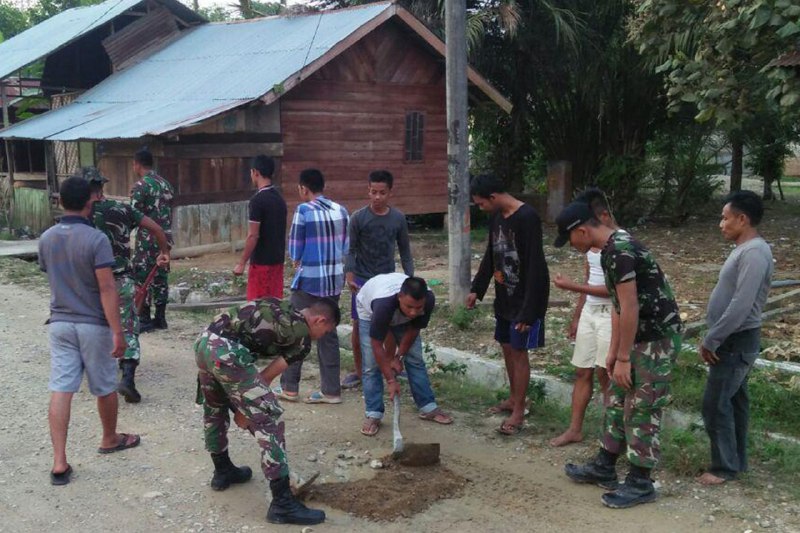 Bersama-sama Dengan Maasyarakat, Prajurit Raider Khusus 111 Perbaiki Jalan