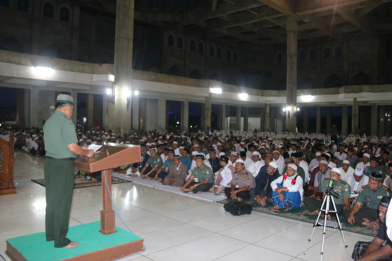 Pangdam IM Manunggal Subuh Berjamaah di Mesjid Islamic Center
