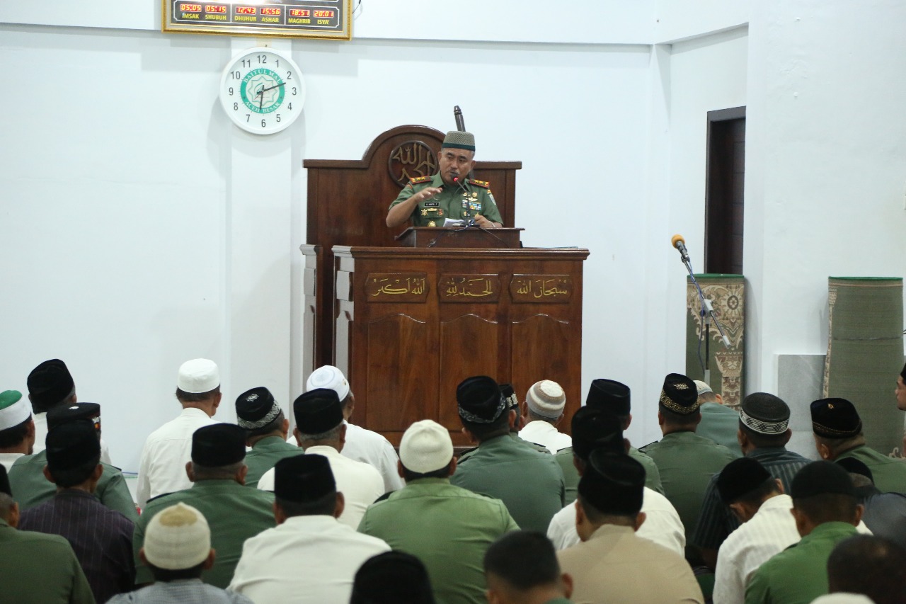 Pangdam IM Manunggal  Subuh di Mesjid Mujahidih