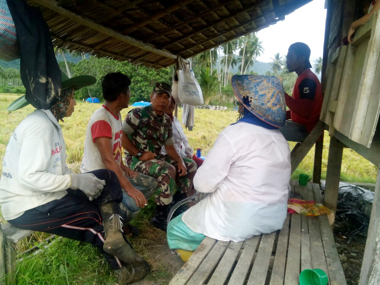 Giat Komsos Babinsa Koramil Lhoong, Ciptakan Kebersamaan Dengan Warga Binaannya