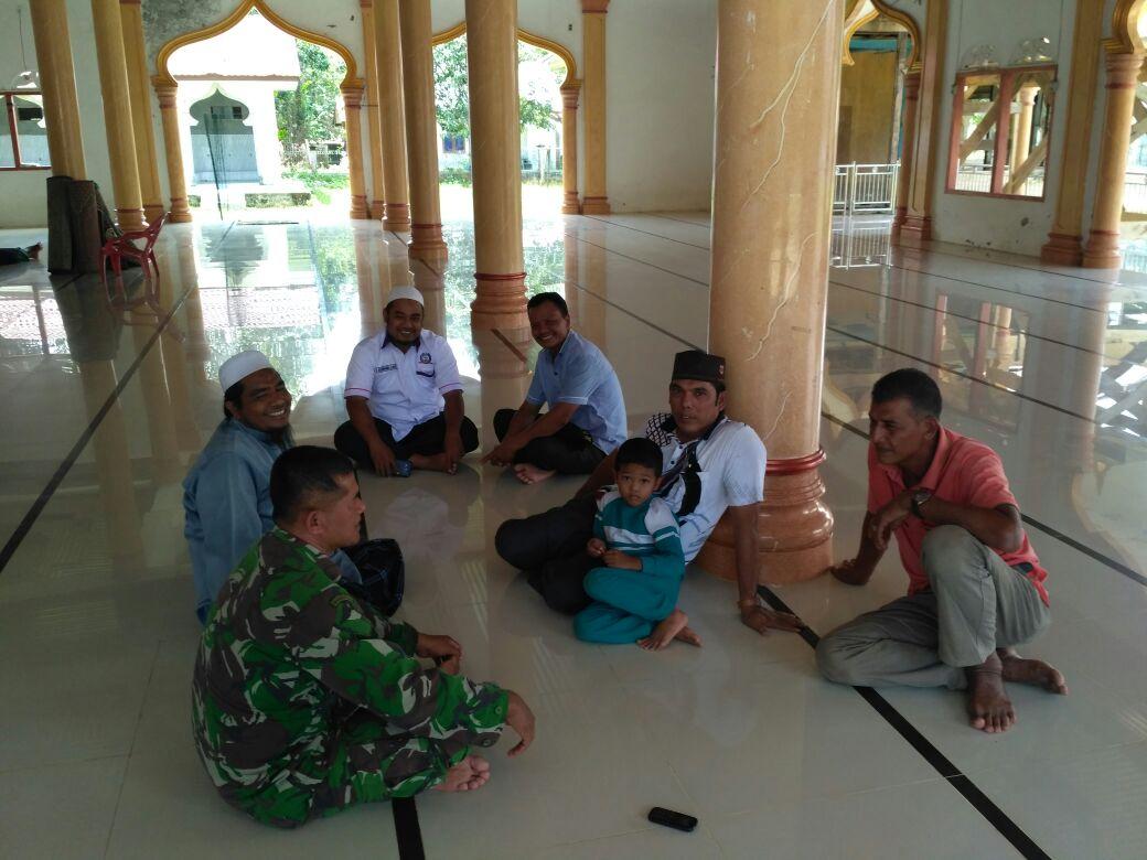 Menyambut Bulan Suci Ramadhan,  Babinsa 02/Lhok Kruet dan Tokoh Agama Persiapkan Tempat Ibadah