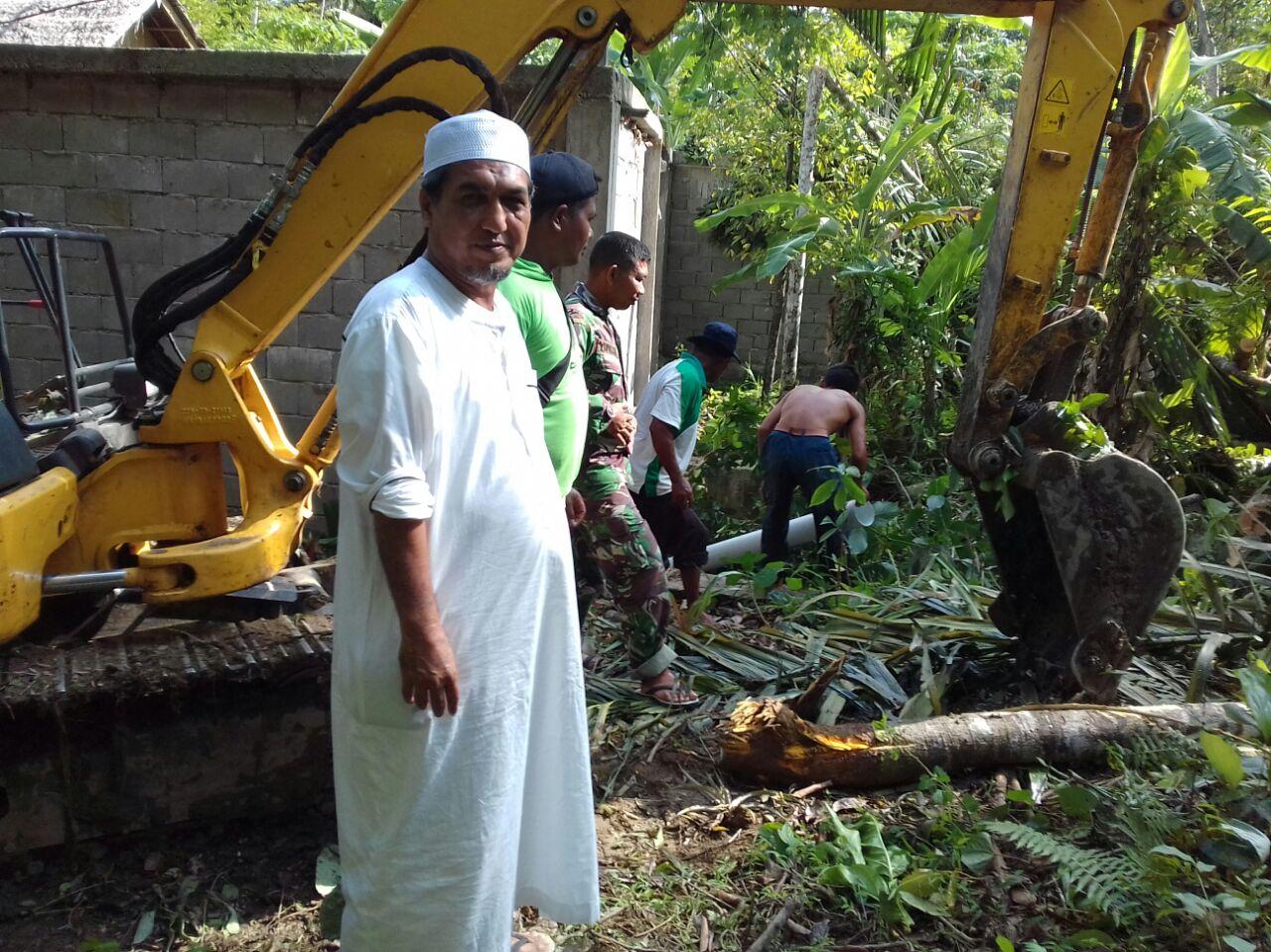 Kodim Aceh Selatan Kerahkan Excavator Perbaiki Saluran Air Bersih ke Ponpes Darussalam