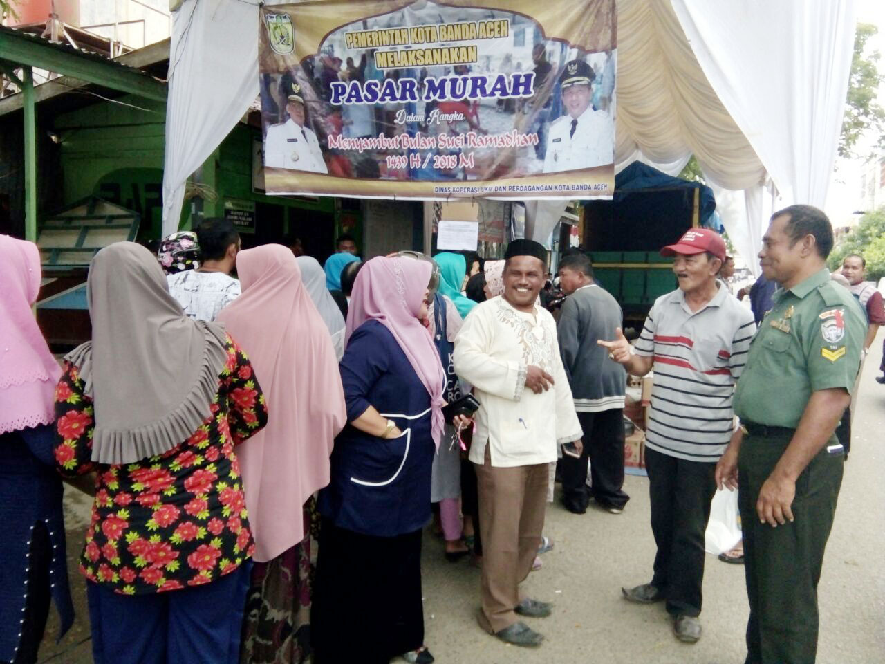 Babinsa Peunayong Turut Awasi dan Tertibkan Giat Pasar Murah di Desa Binaannya
